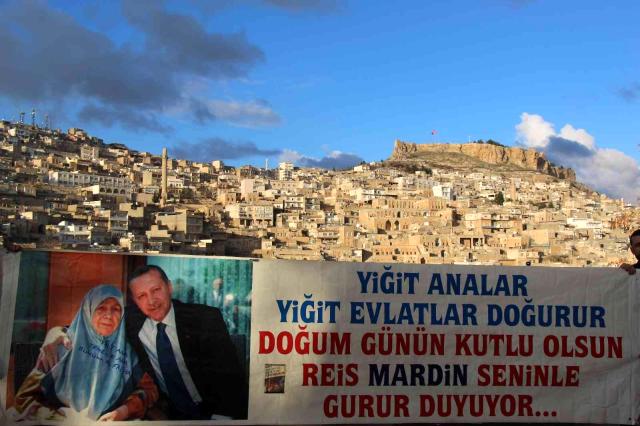 Mardinli gençler Cumhurbaşkanı Erdoğan'ın doğum gününü pankart açarak kutladı