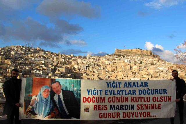 Mardinli gençler Cumhurbaşkanı Erdoğan'ın doğum gününü pankart açarak kutladı