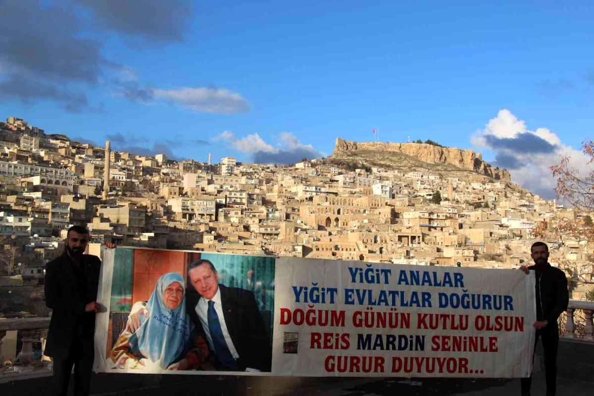 Mardinli gençler Cumhurbaşkanı Erdoğan&#039;ın doğum gününü pankart açarak kutladı