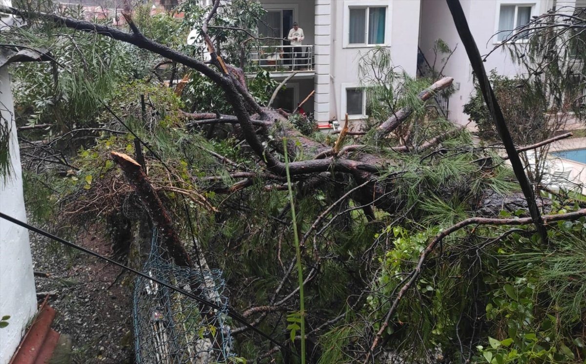 Muğla'da sağanak yağış hayatı olumsuz etkiliyor