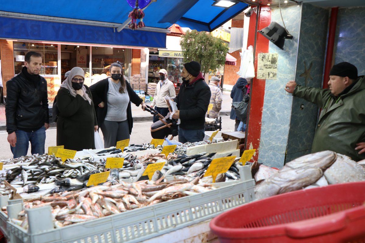 Samsun'da balık satıcıya ucuz alıcıya pahalı geliyor