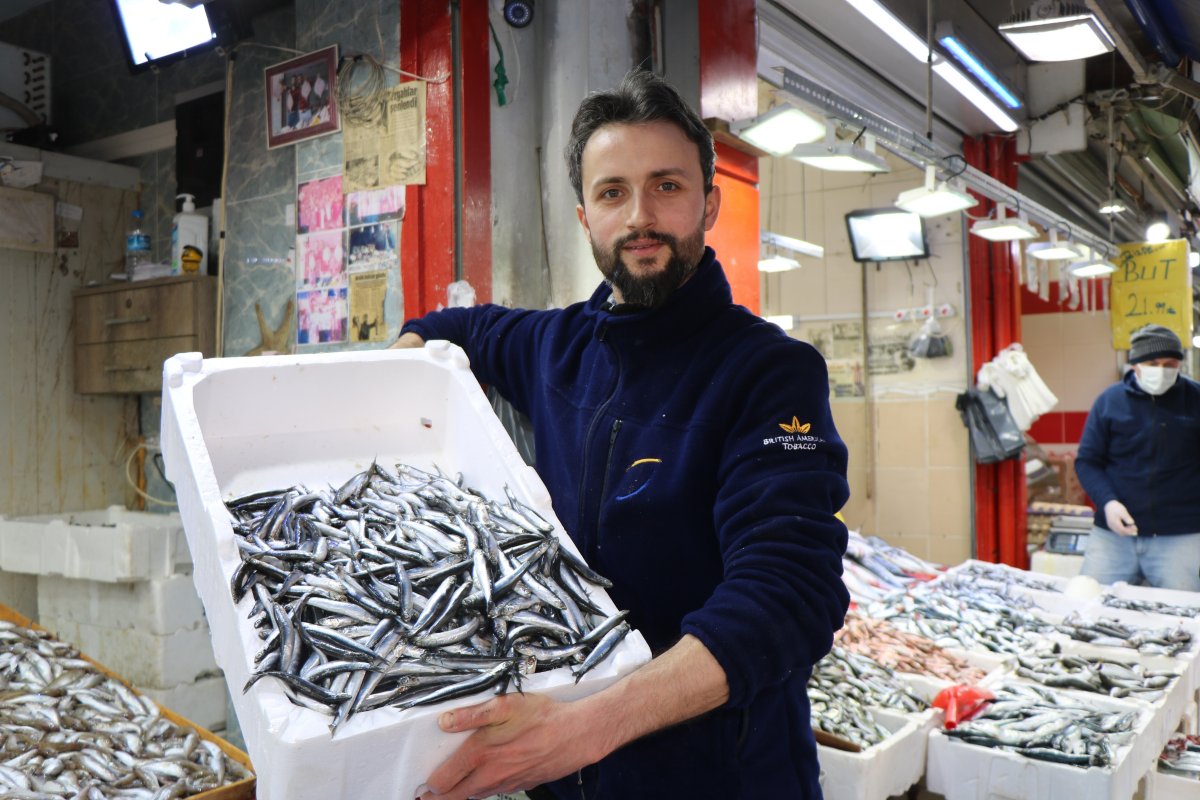 Samsun'da balık satıcıya ucuz alıcıya pahalı geliyor