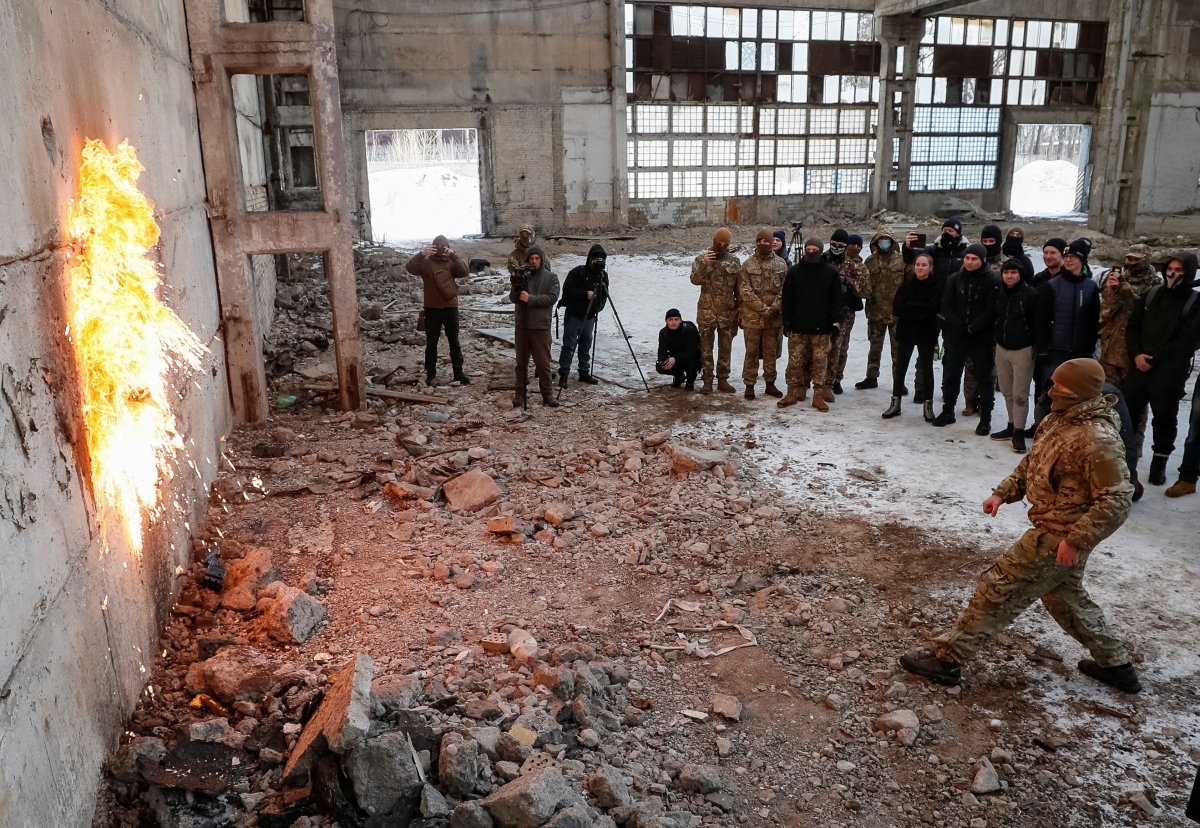 Savaş Hazırlığı Sivillere Atış Eğitimi İle Devam Ediyor!