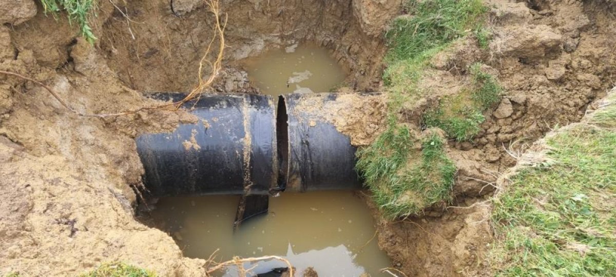 Sinop'ta yaşanan heyelan su borusunu kırdı