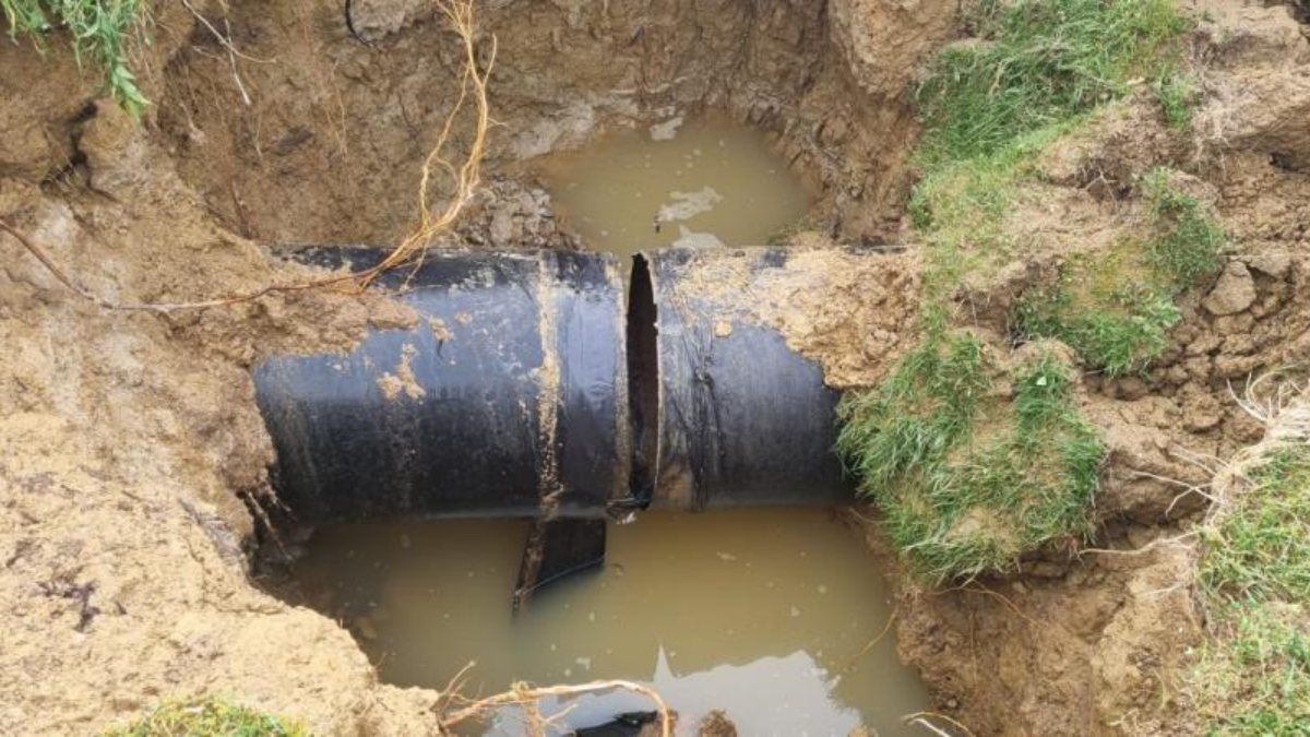 Sinop'ta yaşanan heyelan su borusunu kırdı