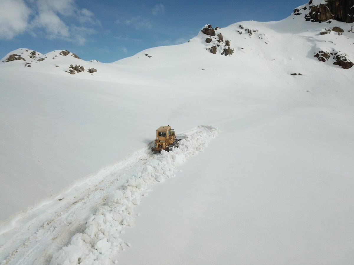 Şırnak'taki yaylada kar kalınlığı 5 metreye ulaştı