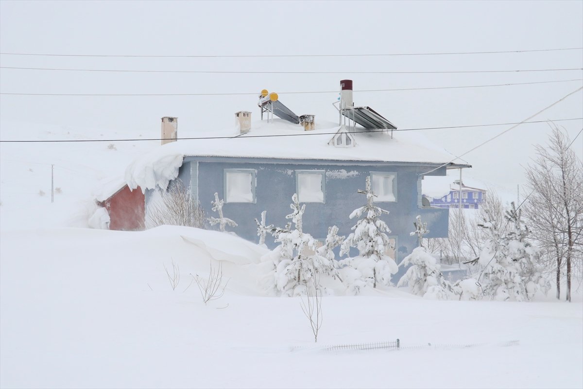 Sivas'ta kar, evlerin boyunu geçti