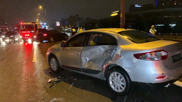 Son dakika haberleri... Maltepe'de trafik kazasını izlemek için yavaşlayan sürücü kazaya neden oldu