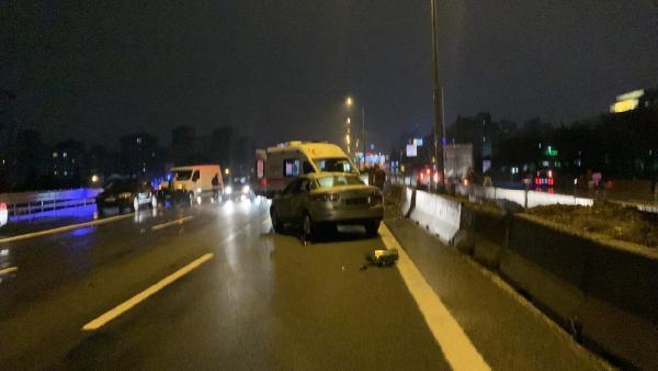 Son dakika haberleri... Maltepe'de trafik kazasını izlemek için yavaşlayan sürücü kazaya neden oldu