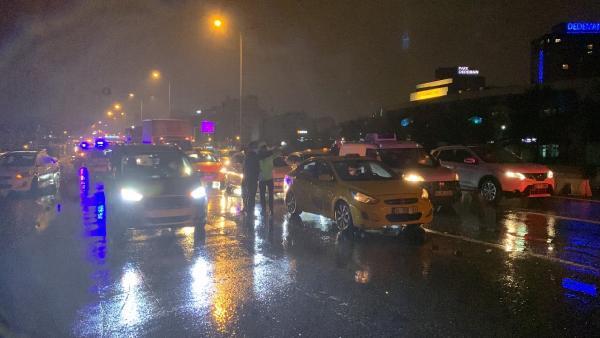 Son dakika haberleri... Maltepe'de trafik kazasını izlemek için yavaşlayan sürücü kazaya neden oldu