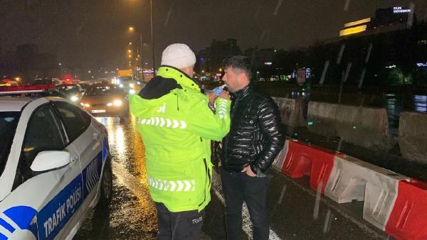 Son dakika haberleri... Maltepe'de trafik kazasını izlemek için yavaşlayan sürücü kazaya neden oldu