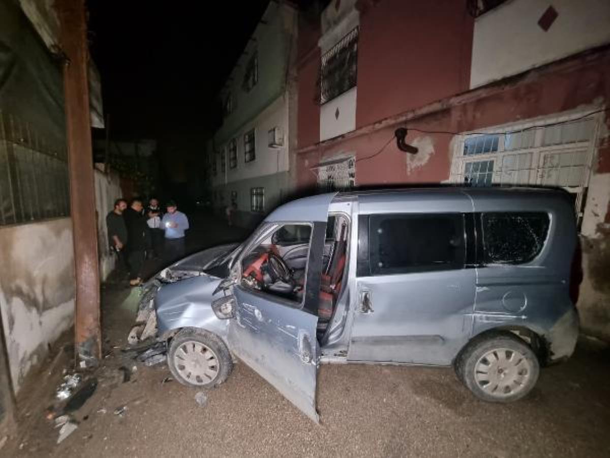 Son dakika! Polisten kaçarken direğe çarpıp, mahalleyi elektriksiz bıraktı