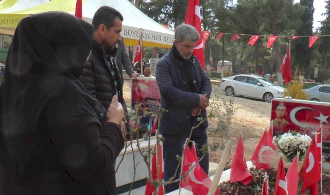 Evlat nöbetindeki ailelerden Gara şehitlerinin mezarına ziyaret