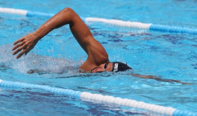 İspanyol Pablo Fernandez, yardım kampanyası için 36 saat yüzerek rekor kırdı