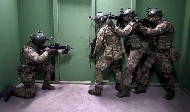 Komandolar zorlu eğitimlerle operasyonlara hazırlanıyor