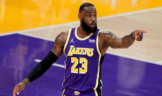 LeBron James triple double'la döndü, Lakers kazandı