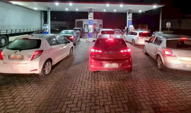 Polonyalılar, Rus işgali korkusuyla istasyonlara akın etti! Ülkede akaryakıt satışına sınırlama getirildi