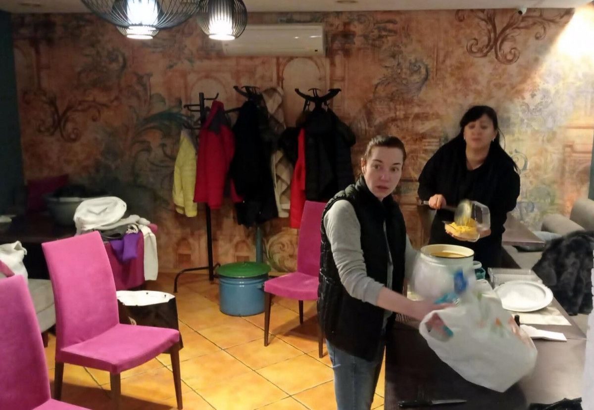 Ukrayna'da yaşayan Türk, sığınakta askerlere yemek yapıyor