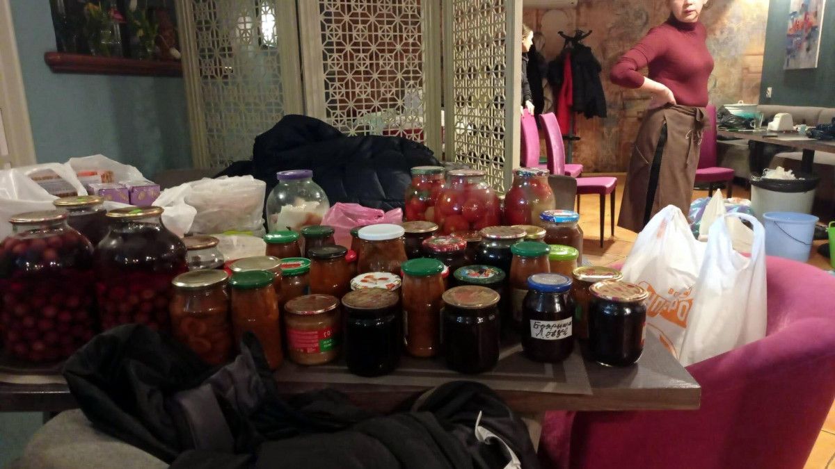 Ukrayna'da yaşayan Türk, sığınakta askerlere yemek yapıyor