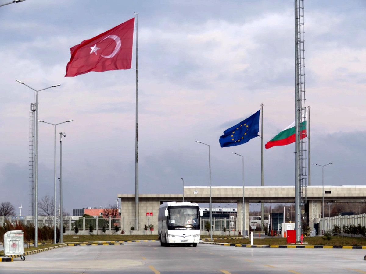 Ukrayna'daki Türkler, otobüsle ülkeye getirildi