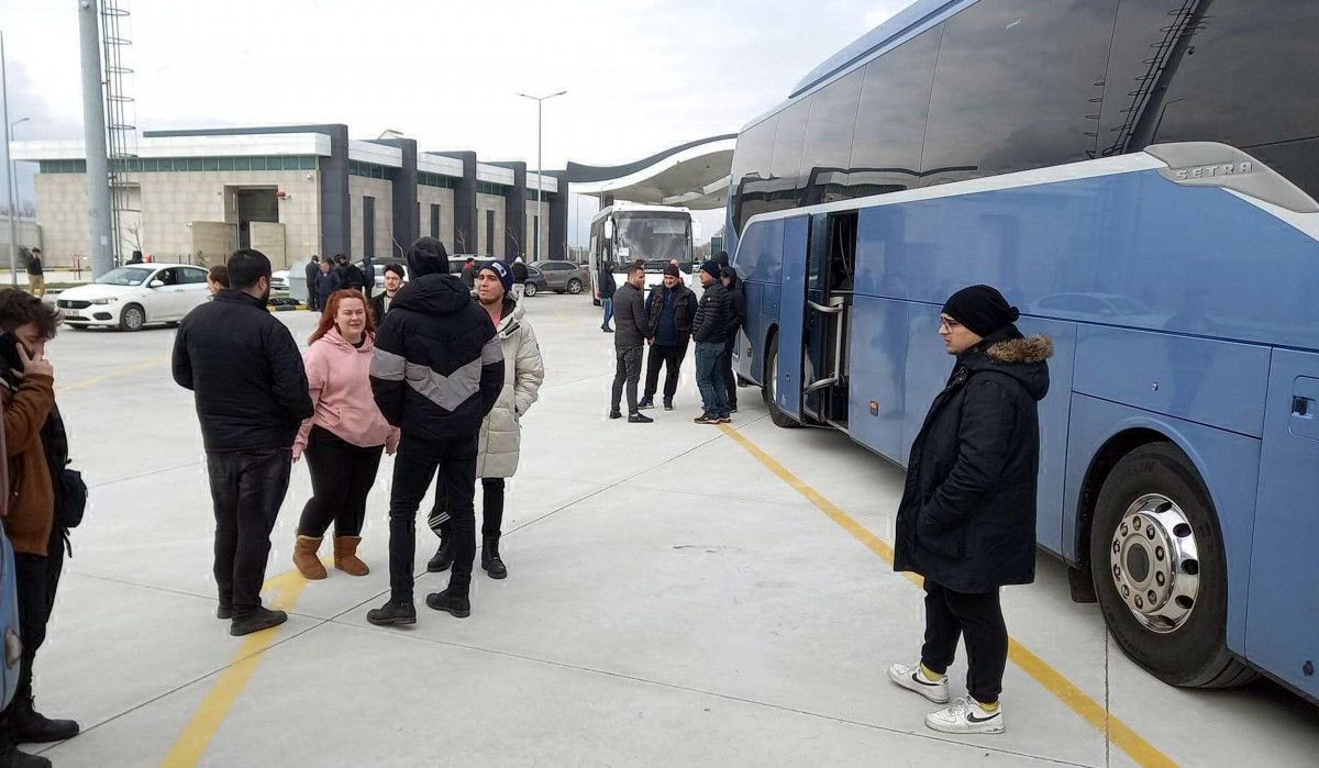 Ukrayna'daki Türkler, otobüsle ülkeye getirildi