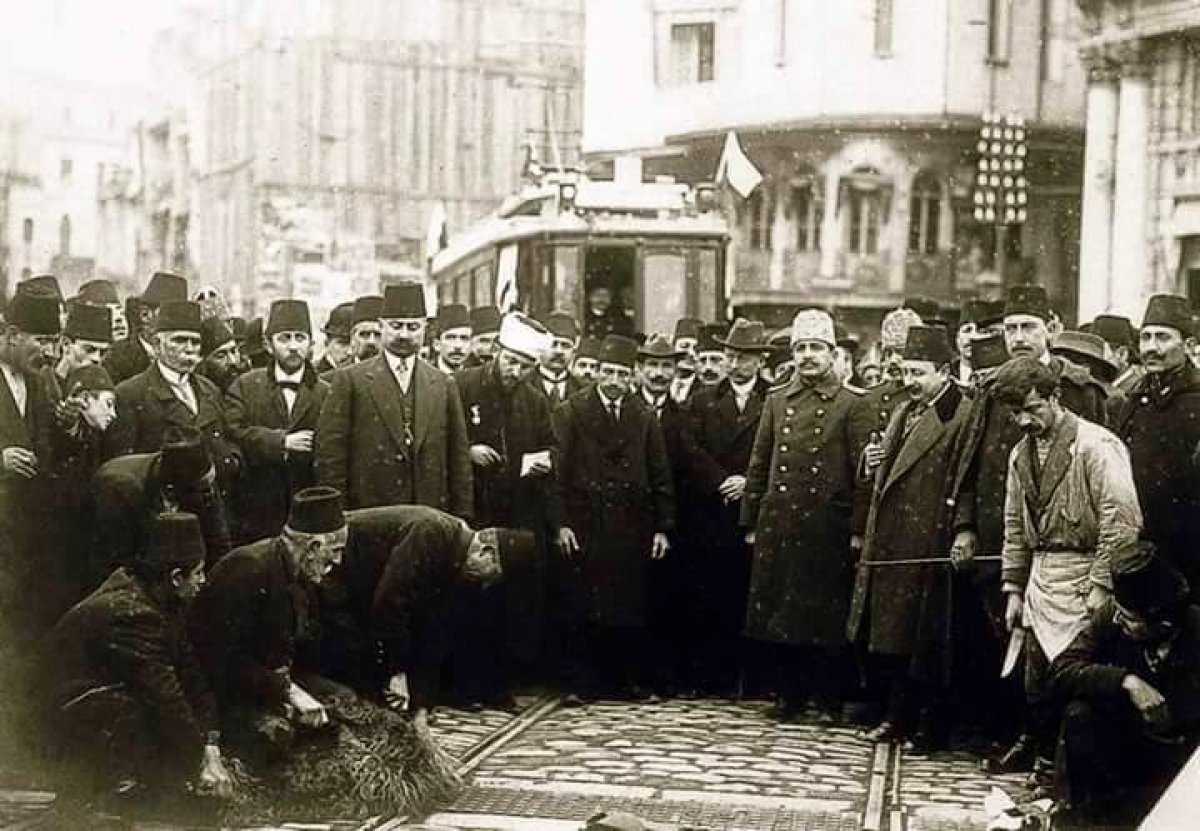 Vakanüvis, elektriğin tarihi sürecini ve getirdiği değişimleri kaleme aldı