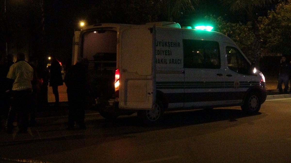 Adana'da refüjde turunç toplayan kadınlara otomobil çarptı: 3 ölü