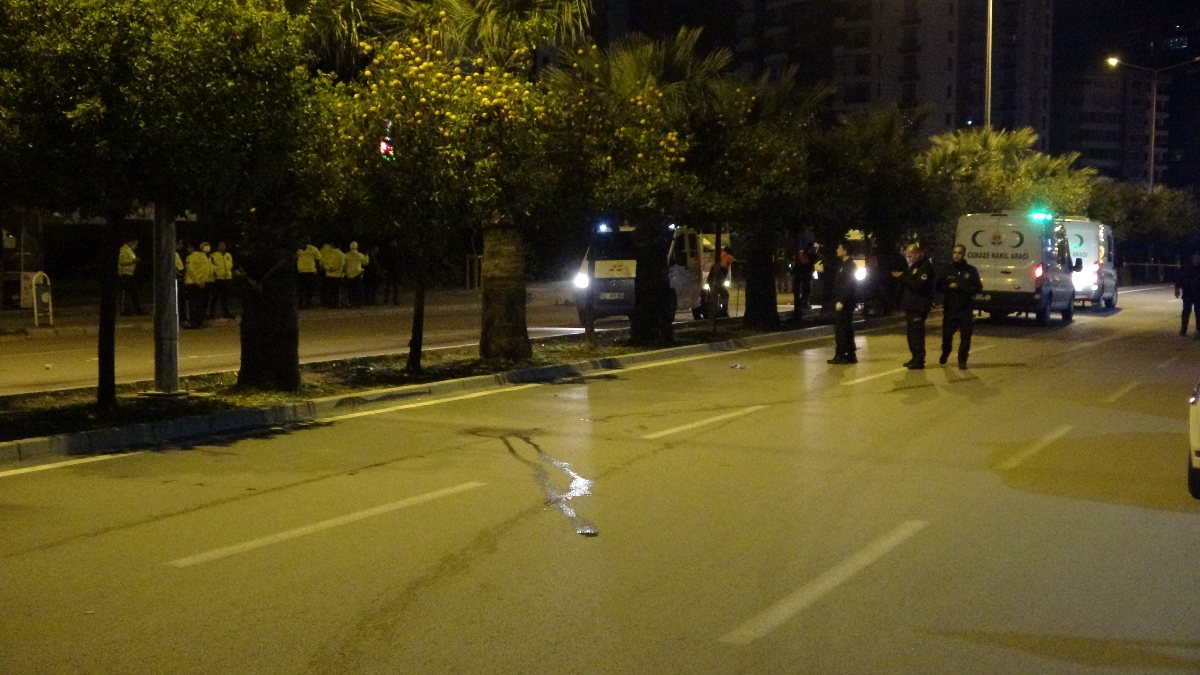 Adana'da refüjde turunç toplayan kadınlara otomobil çarptı: 3 ölü