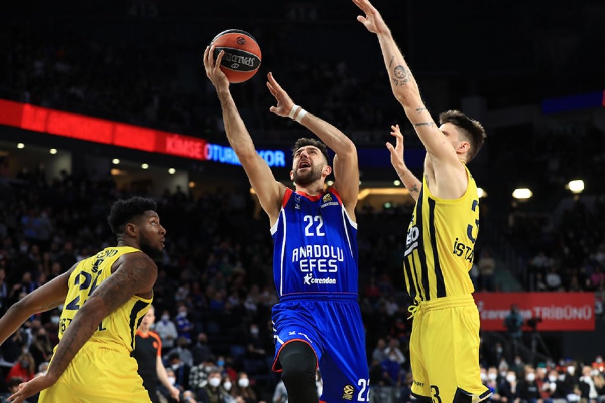 Anadolu Efes evinde Fenerbahçe'yi mağlup etti