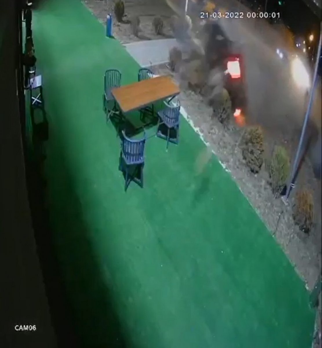 Ankara’da, kaza yapan aracın tavan camından fırladı