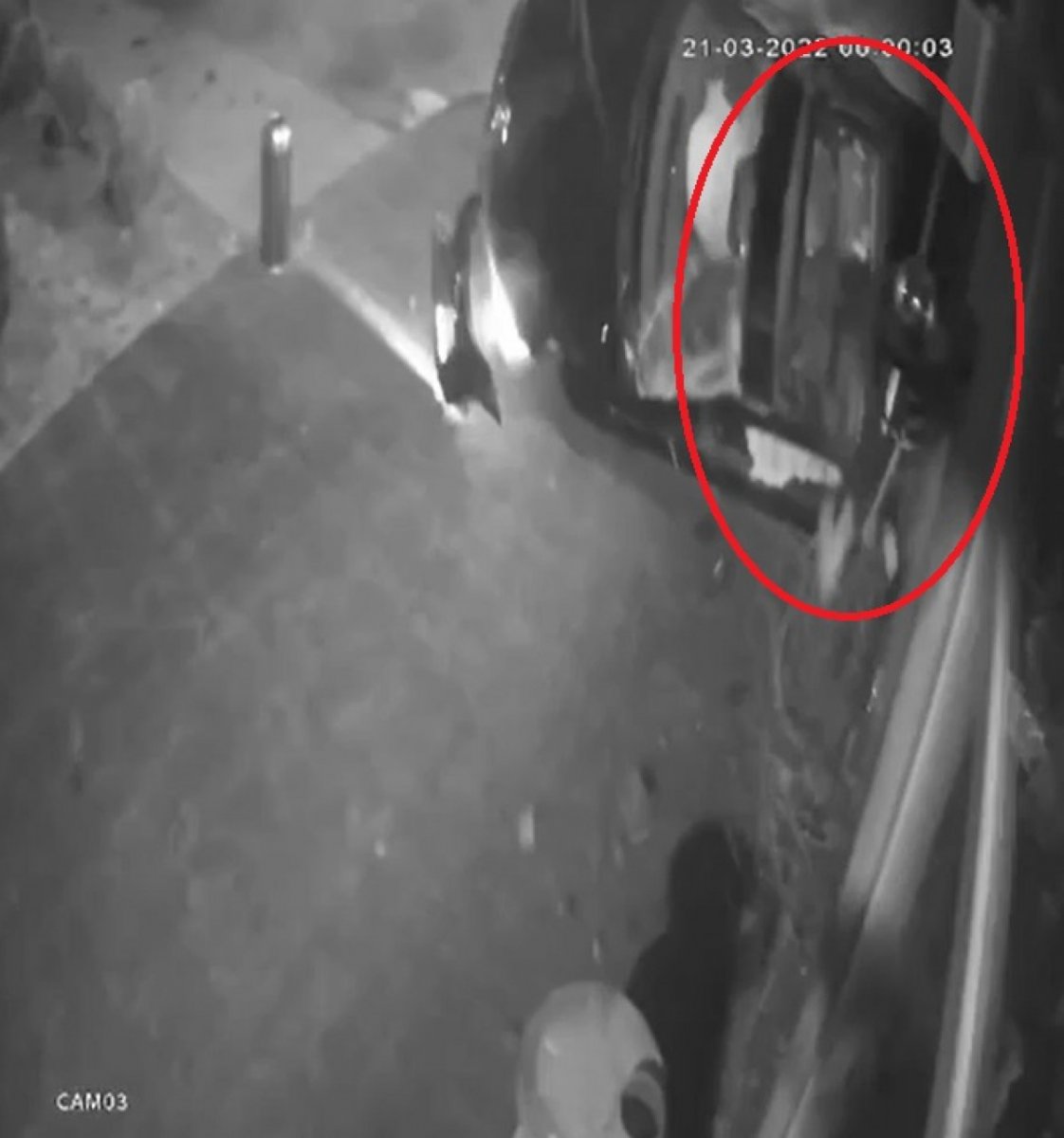 Ankara’da, kaza yapan aracın tavan camından fırladı