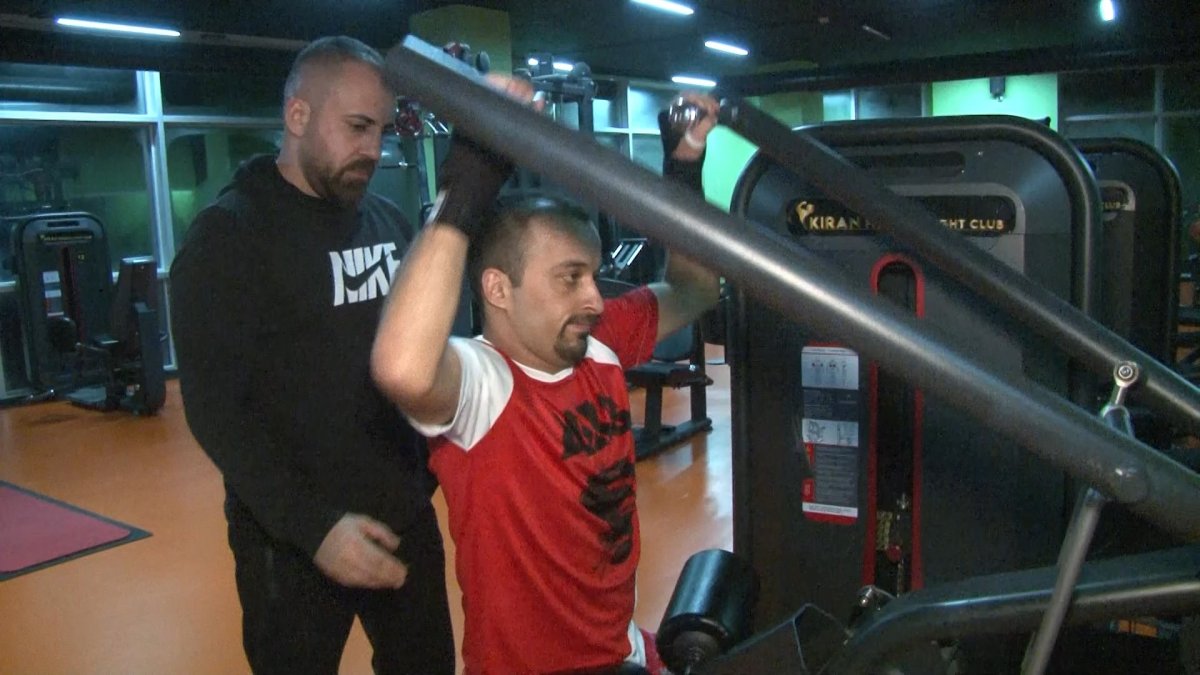 Arnavutköy'de yürüme engelli adamın hayatı sporla değişti
