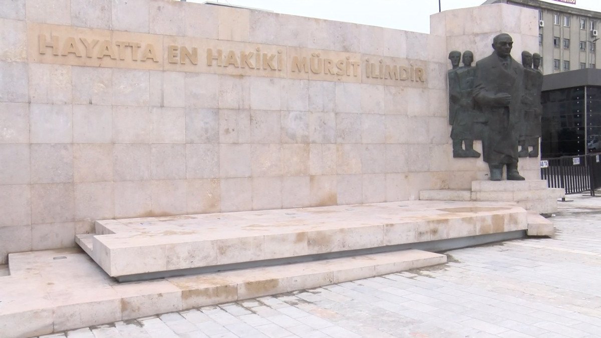 Bağcılar Meydanı'ndaki Atatürk Anıtı beğenilmedi