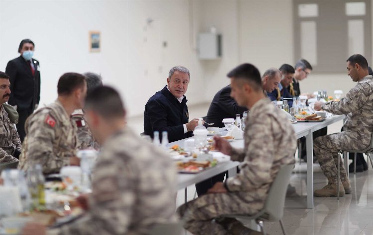 Bakan Akar Katar'da Mehmetçikle buluştu