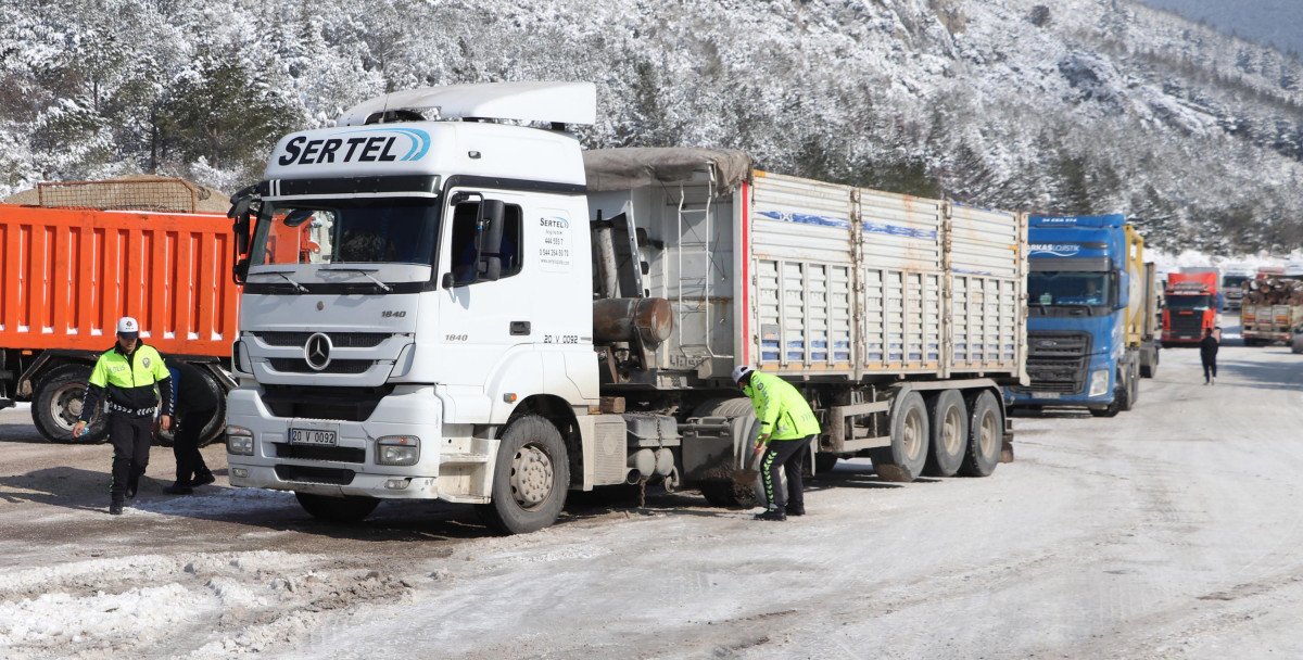 Denizli'de polisler, kapanan yolu küreklerle tuz atarak açtı