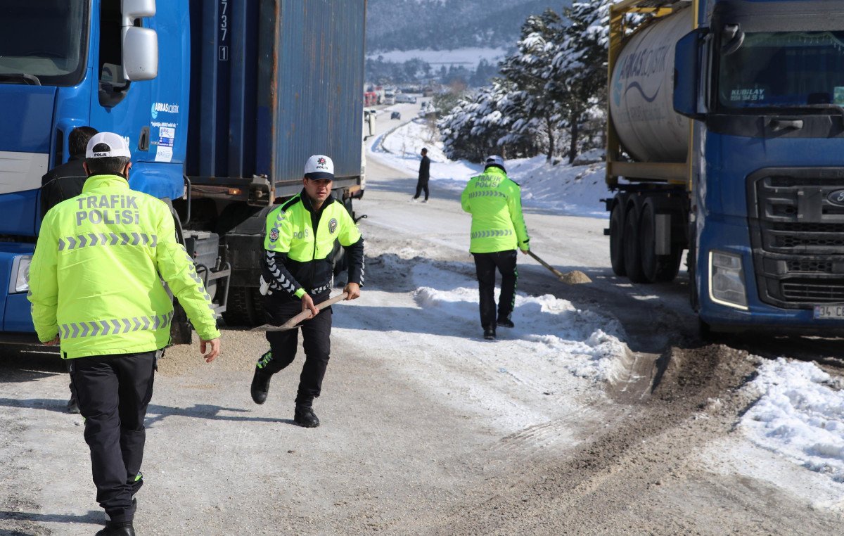 Denizli'de polisler, kapanan yolu küreklerle tuz atarak açtı