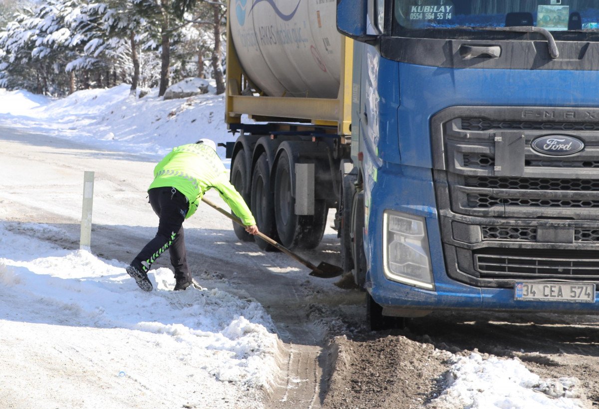 Denizli'de polisler, kapanan yolu küreklerle tuz atarak açtı