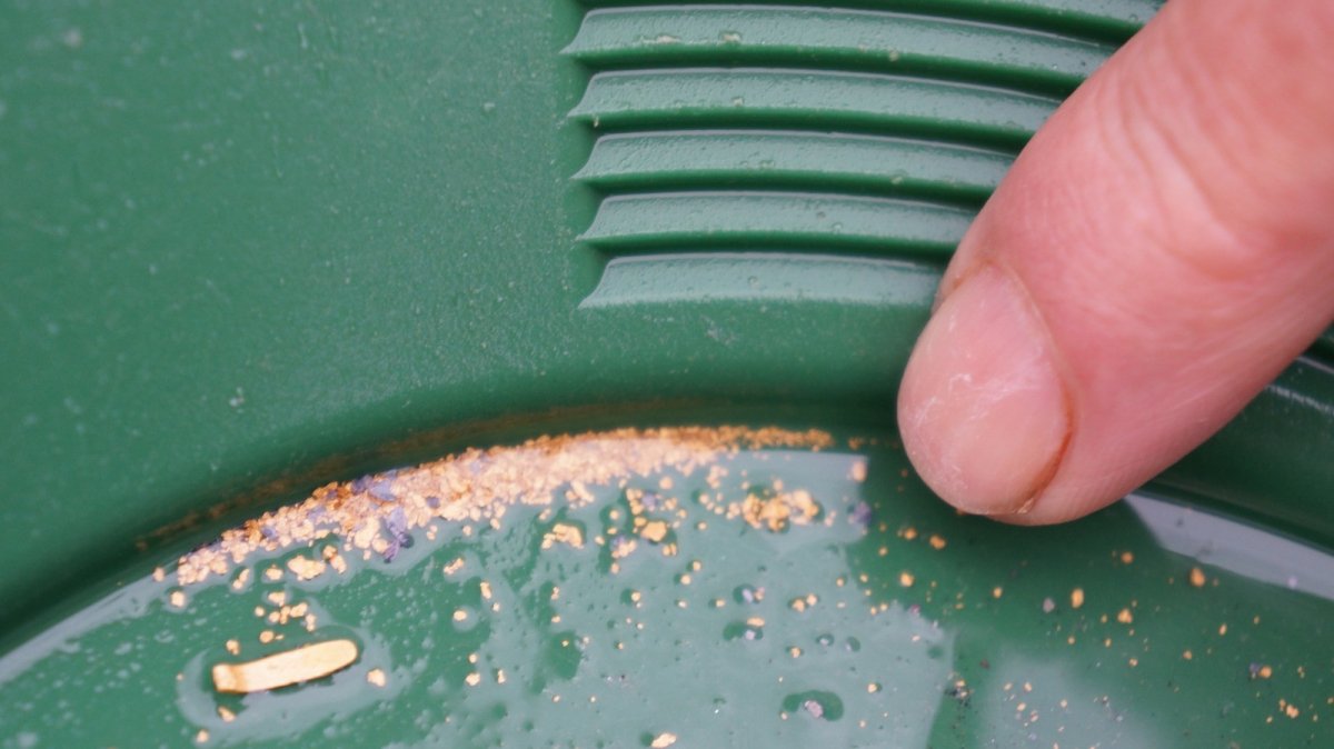 Denizli’de soğuk suda altın avı