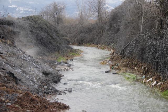 Dereye atılan kimyasal malzemeler 24 saat geçmesine rağmen sudan duman çıkarıyor