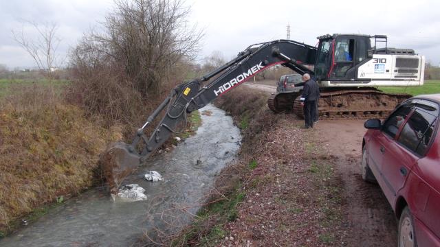 Dereye atılan kimyasal malzemeler 24 saat geçmesine rağmen sudan duman çıkarıyor