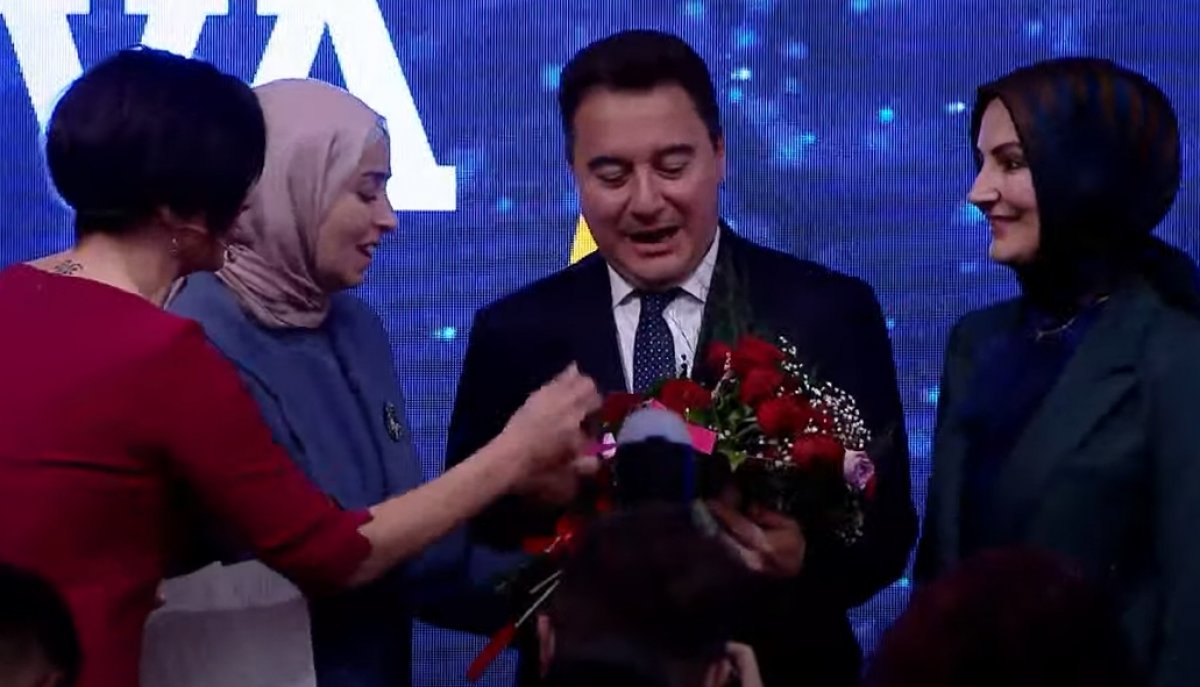 DEVA Partisi'nin programını Özlem Gürses sundu