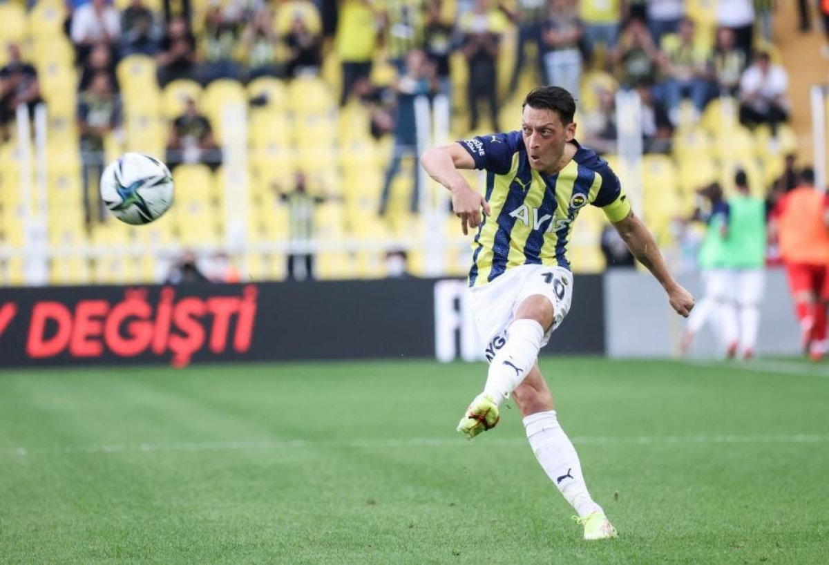 Dünya Mesut Özil'i konuşuyor