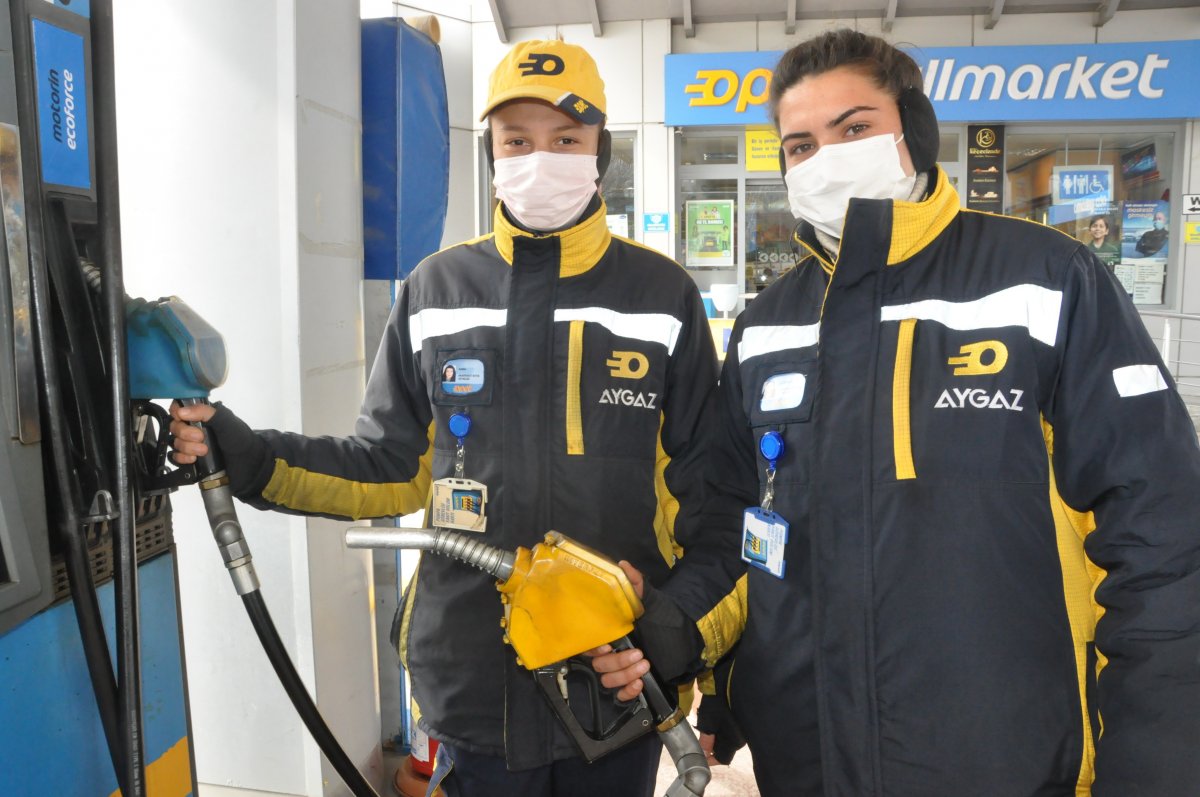 Edirne'de 2 genç kız akaryakıt istasyonunda çalışıyor