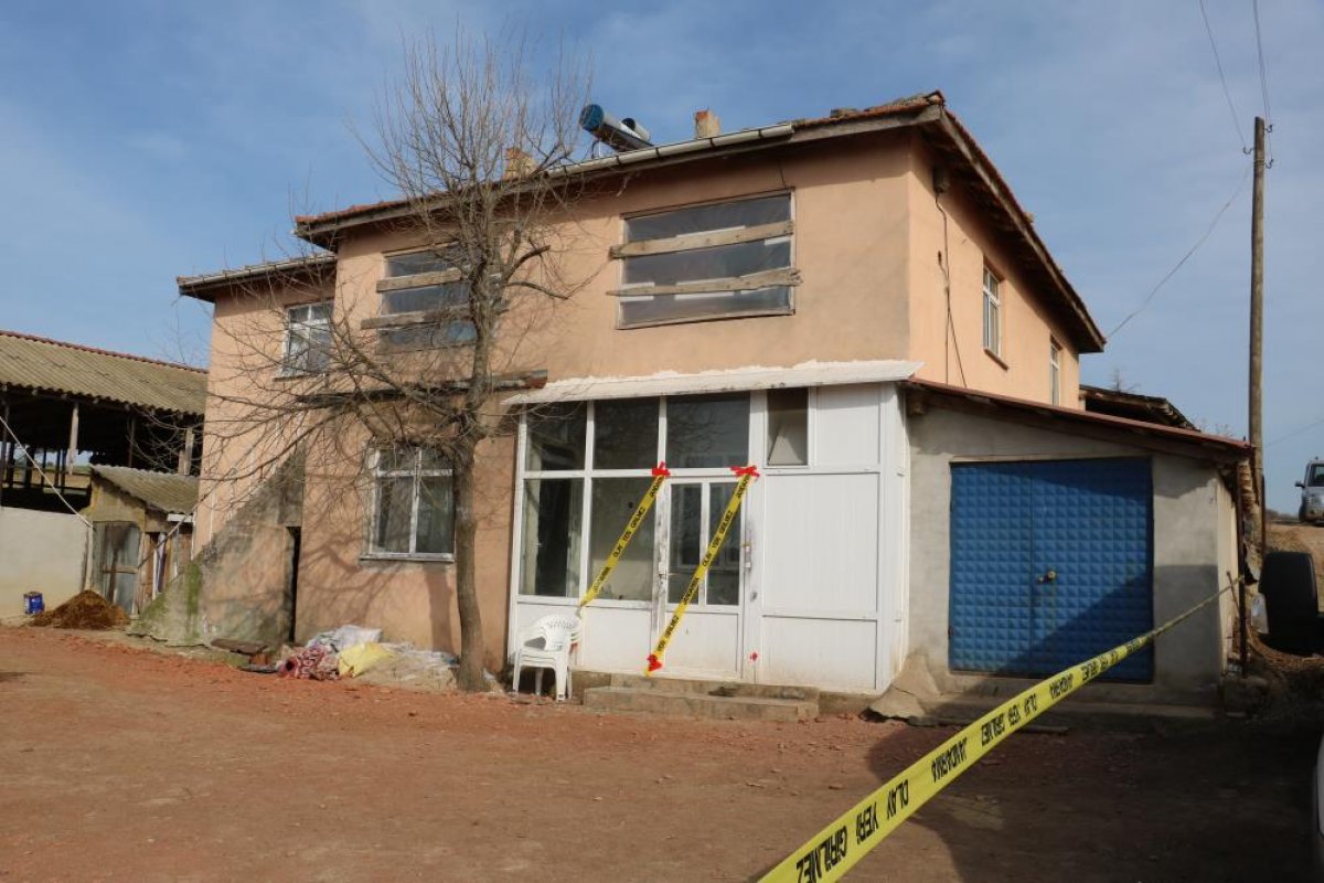 Edirne'de bir aileyi katlettiğini inkar eden şahsın, olay yerinde takma dişi bulundu