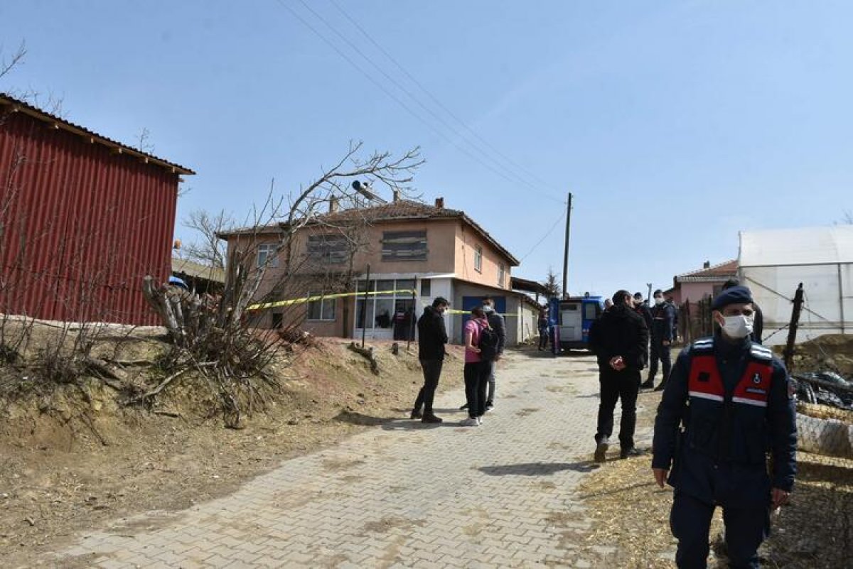 Edirne'de bir aileyi katlettiğini inkar eden şahsın, olay yerinde takma dişi bulundu