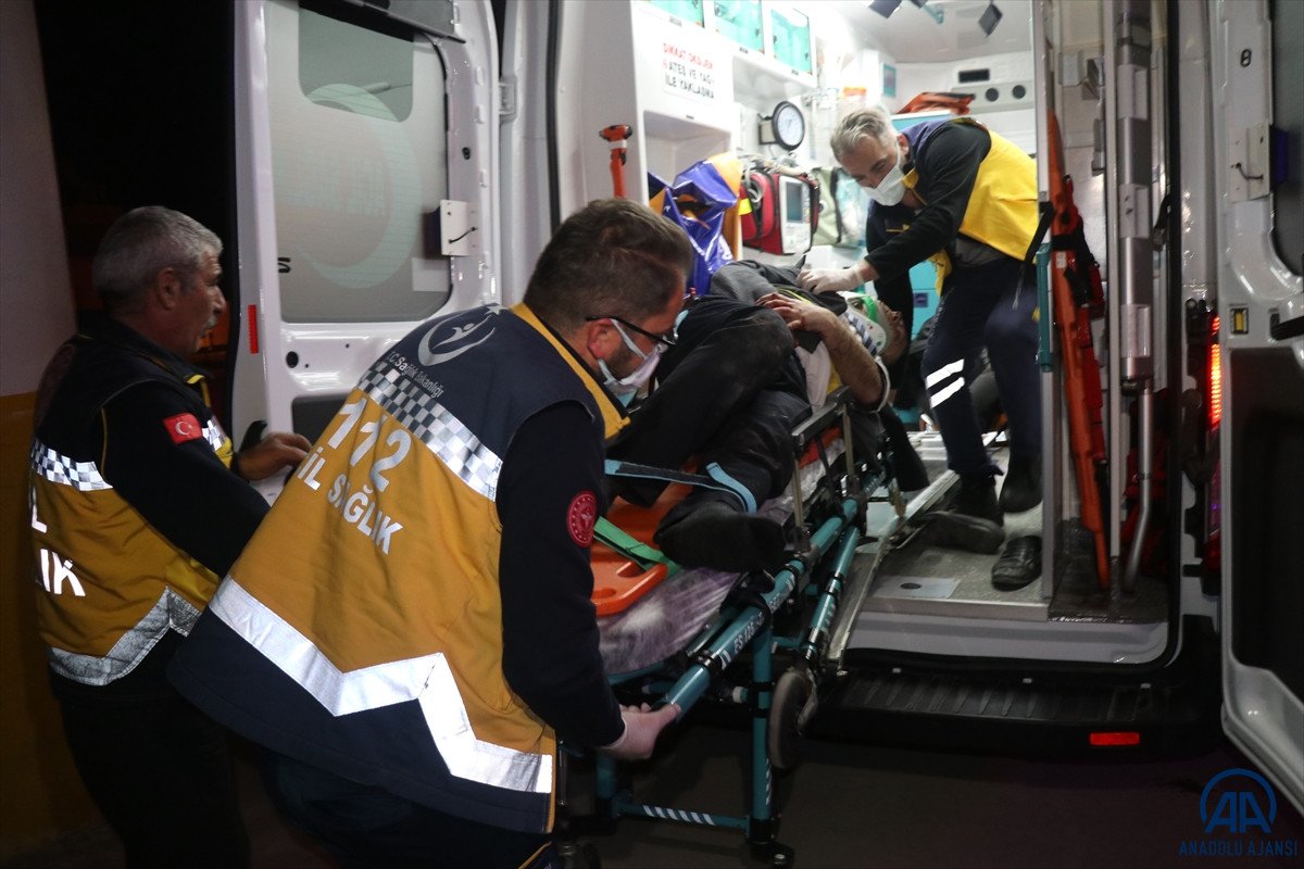 Erzincan'da yolcu otobüsü devrildi: 1 ölü 32 yaralı