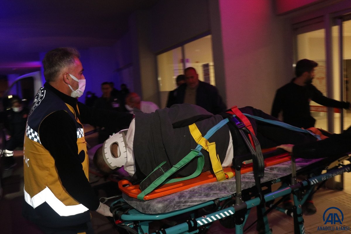 Erzincan'da yolcu otobüsü devrildi: 1 ölü 32 yaralı