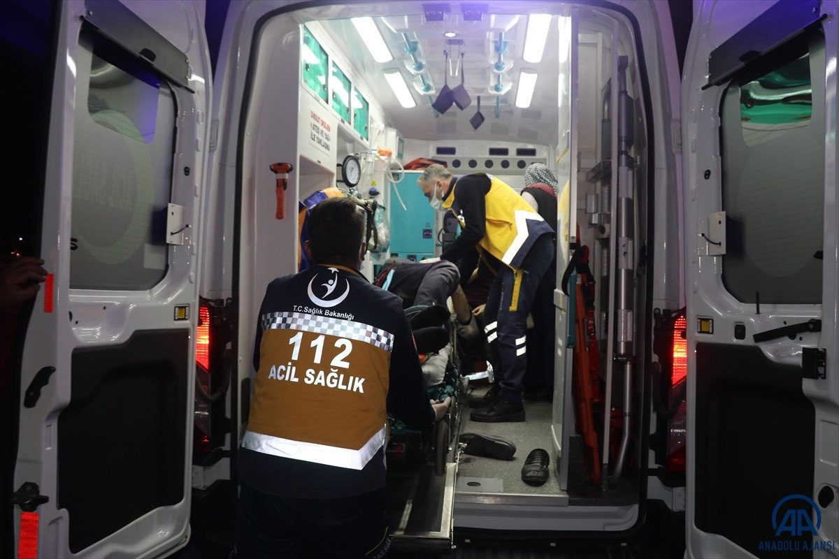 Erzincan'da yolcu otobüsü devrildi: 1 ölü 32 yaralı