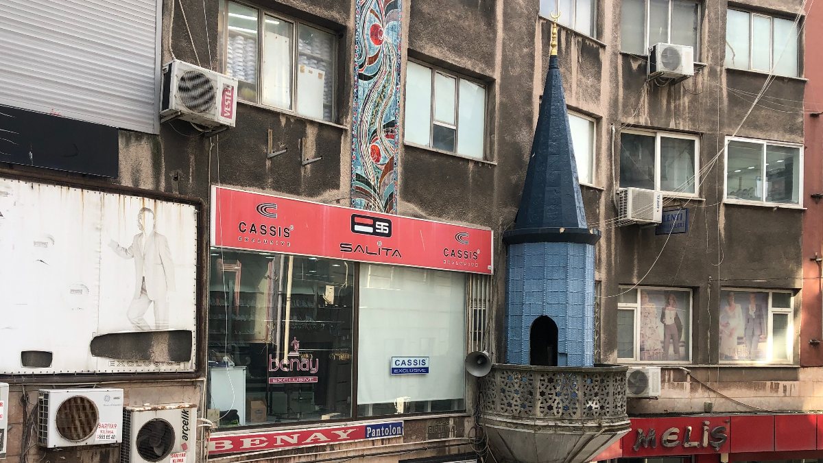 Fatih&#039;te iş hanına bitişik minareyi görenler tepki gösterdi