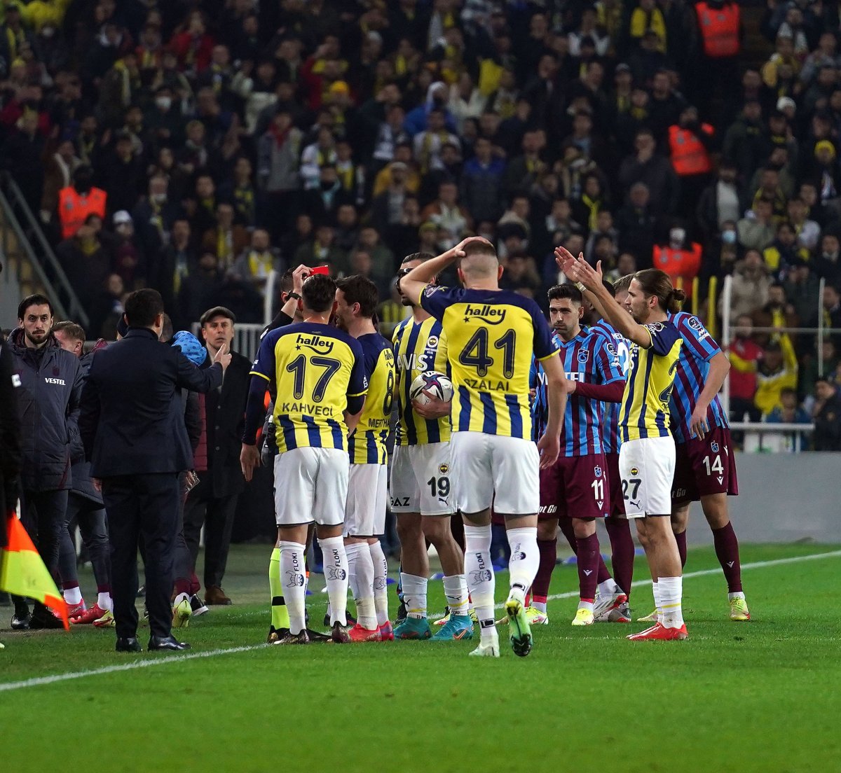 Fenerbahçe Trabzonspor maçında sahaya yabancı maddeler atıldı